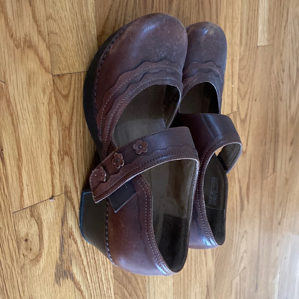 Dansko Mary Jane Clogs size 39 brown leather
